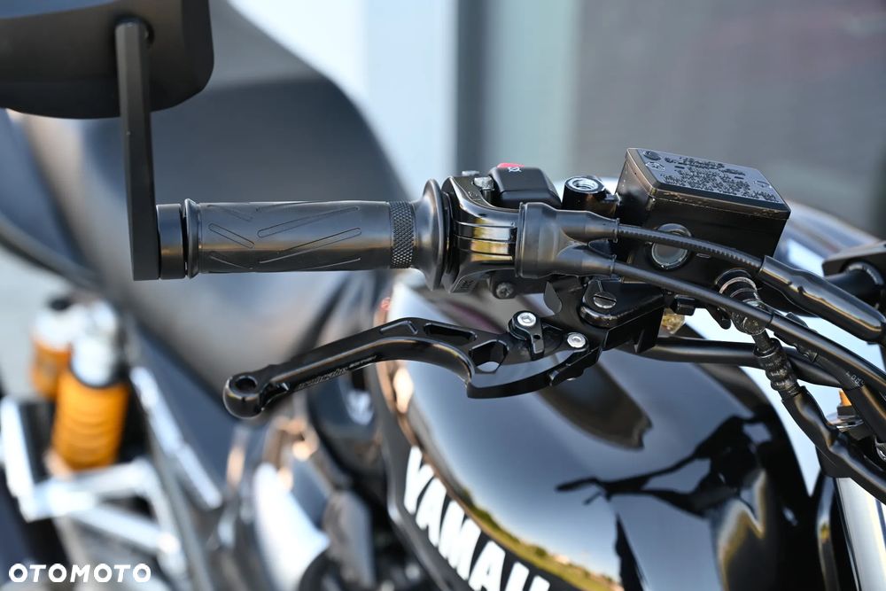Yamaha XJR - 16