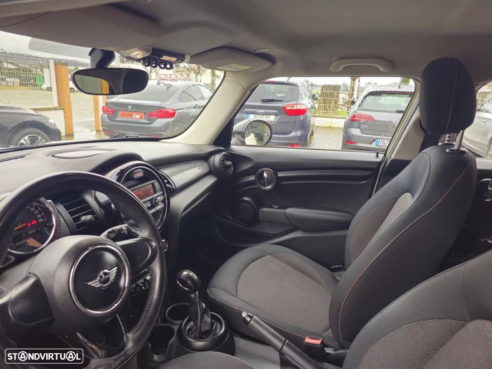 MINI 5 Portas Cooper D Auto - 8