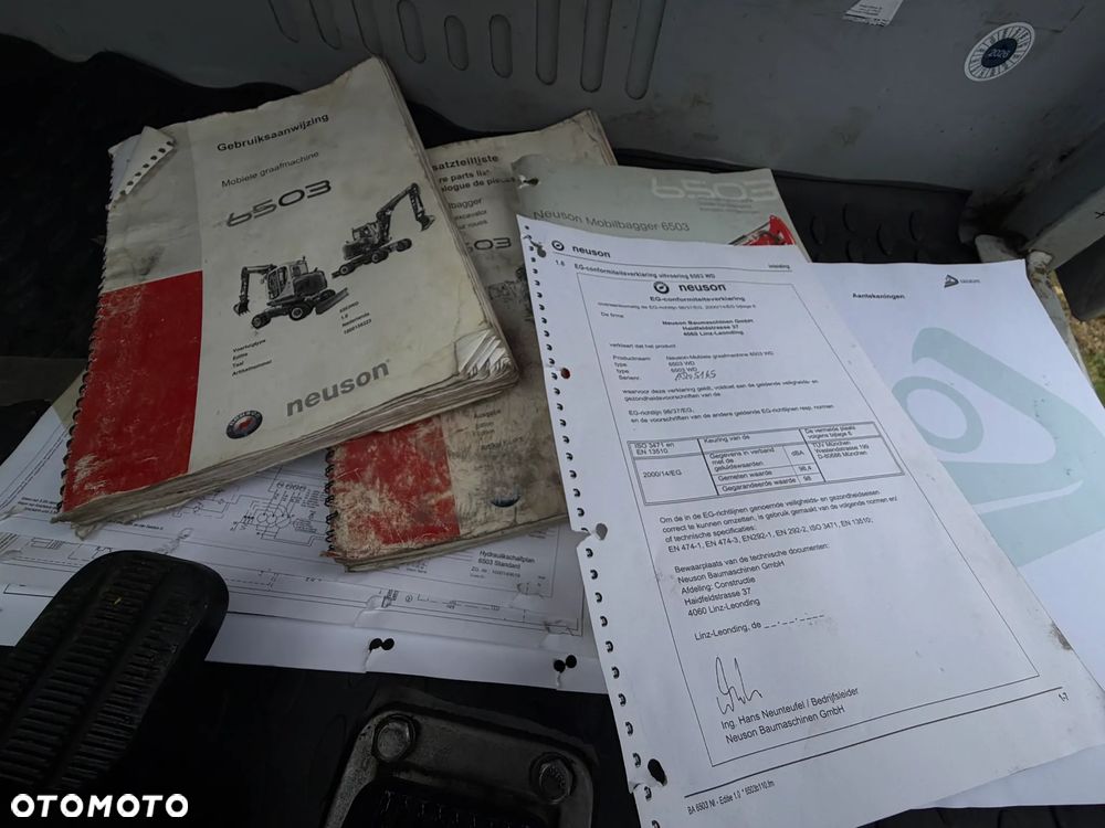 Wacker Neuson 6503 Koparka Kołowa 7ton. Nowe Podwójne Opony z felgami dodatkowe! Niski Przebieg. Maszyna w Bardzo ładnym Stanie. Pochodzi z Komuny Norweskiej. Silnik YANMAR 65KM. Zero luzów wycieków 2 łyżki Okazja. Maszyna pracowała sporadycznie przy lekkich pracach publicznych. Zero zużycia. Dekra 2026r Dokumentacja. Stabilizatory. Zamki na tłokach. 3 sekcje Hydrauliczne. Szybka wolna Jazda. Silnik YANMAR - 13