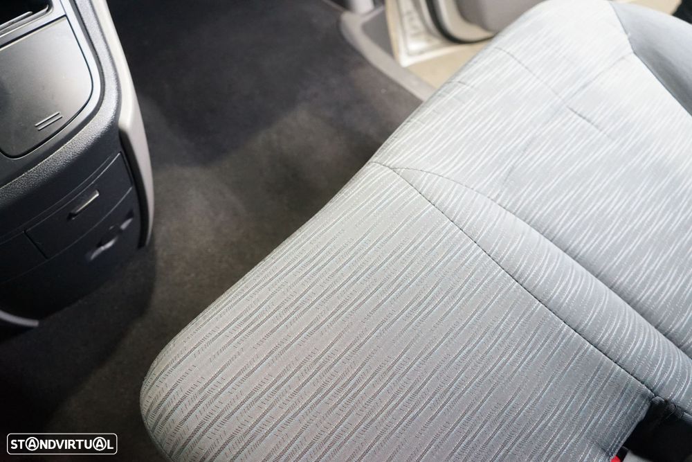 Hyundai H-1 2.5 CRDi Travel Comfort - 25