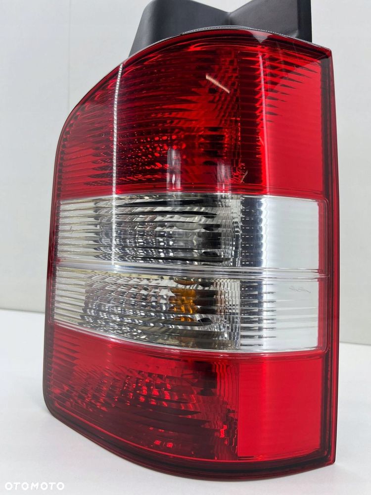 VW TRANSPORTER T5 LIFT LAMPA PRAWA TYŁ 7H0945096L - 2