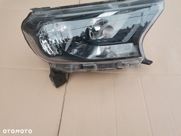 Ford Ranger USA 2020 Lampa Przednia zwykła nie naprawiana