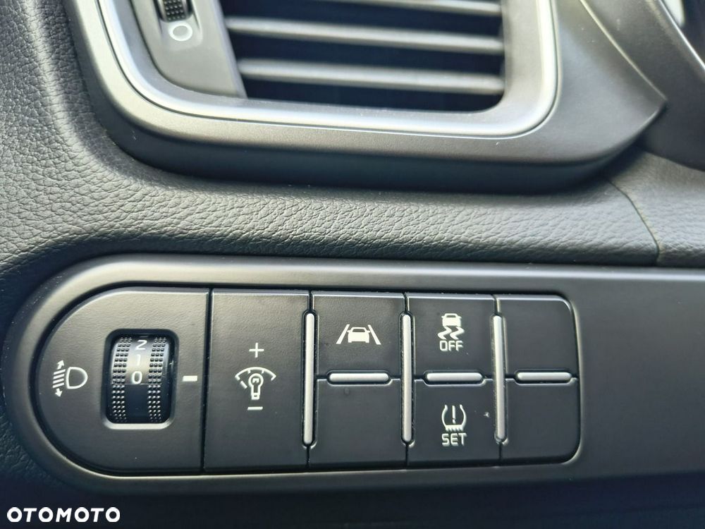 Kia Ceed - 33