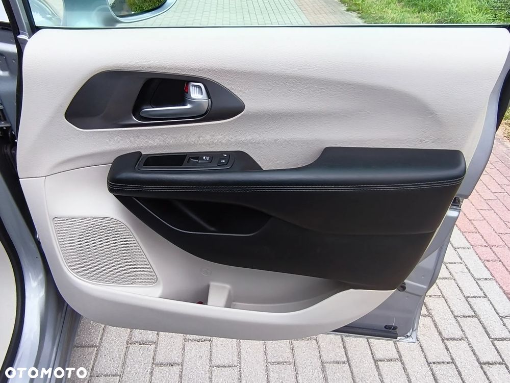Chrysler Pacifica - 12