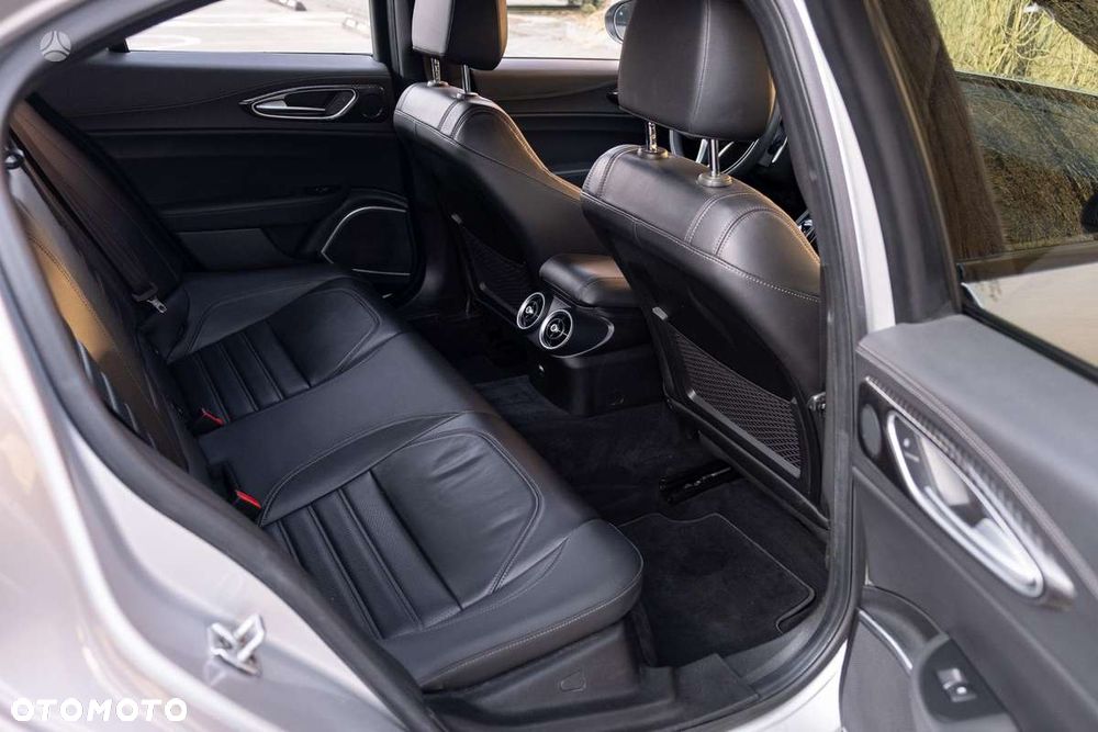 Alfa Romeo Giulia 2.0 Turbo 16V AT8 Veloce - 10