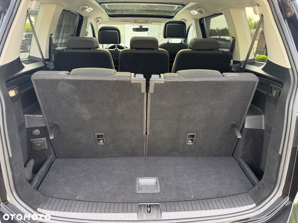 Volkswagen Touran - 36