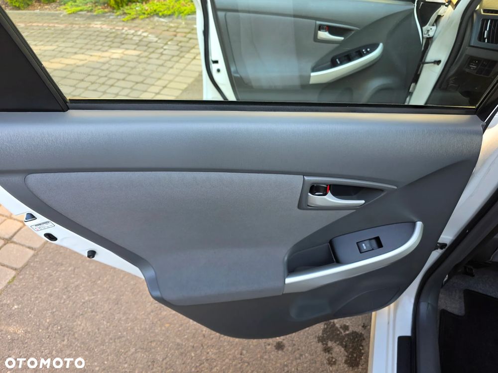 Toyota Prius (Hybrid) - 16