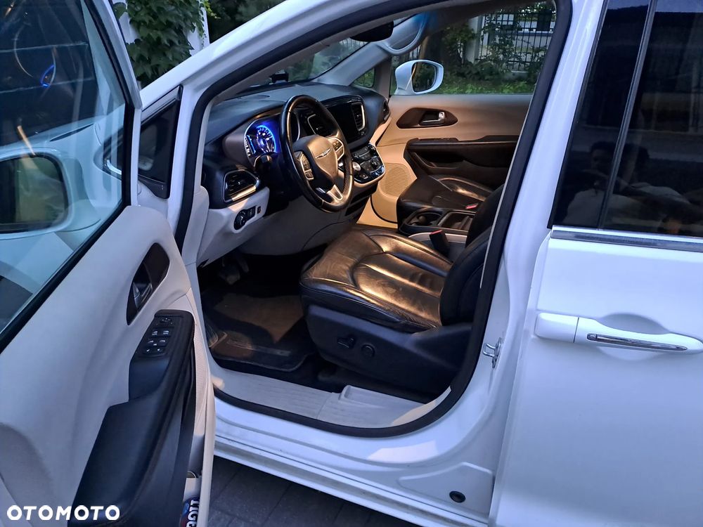 Chrysler Pacifica - 8