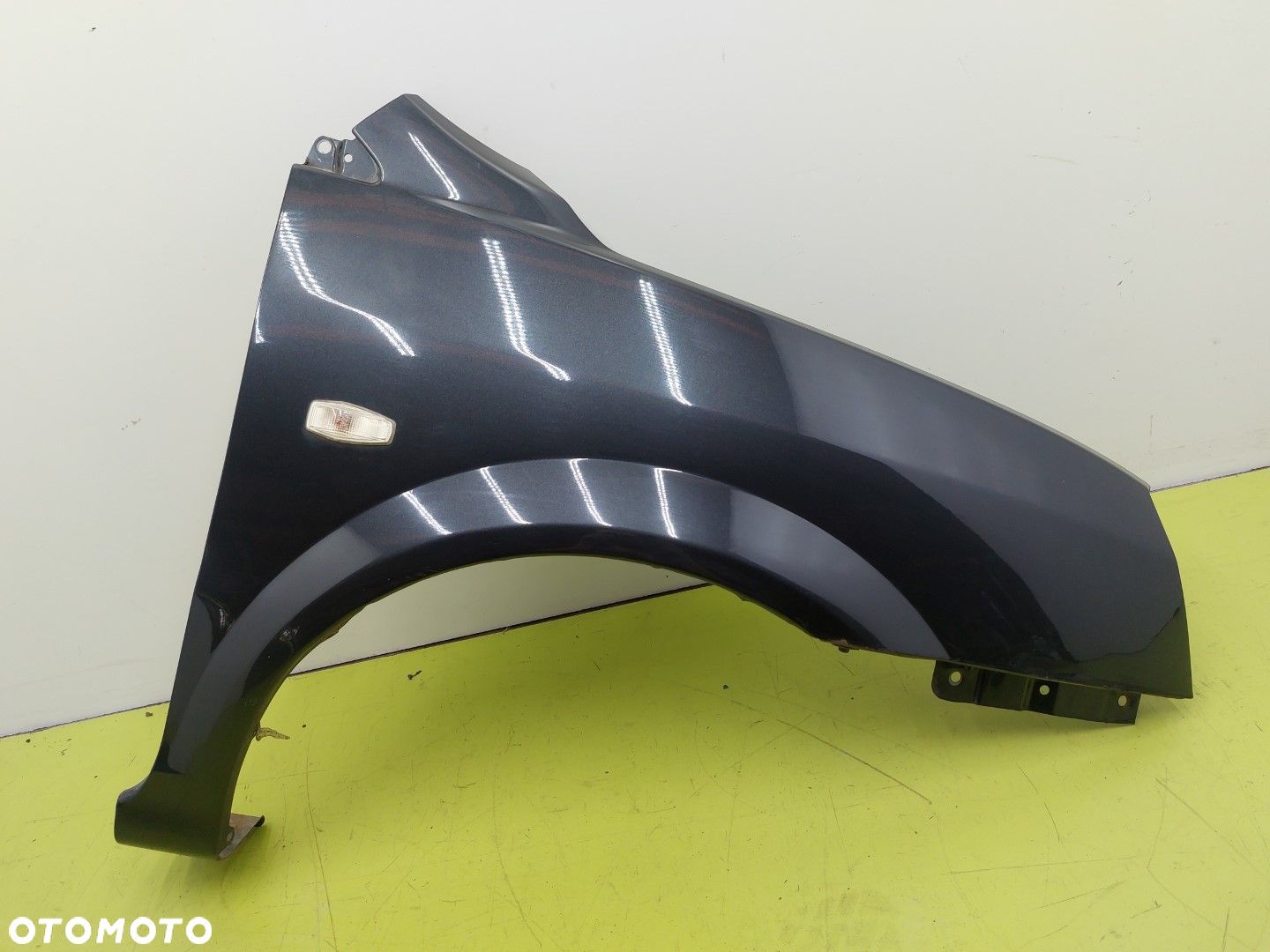 Błotnik przedni prawy KIA CARENS II 2002-2006 CARBON GRAY - 1