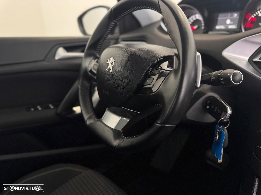 Peugeot 308 1.2 PureTech Allure EAT8 - 8