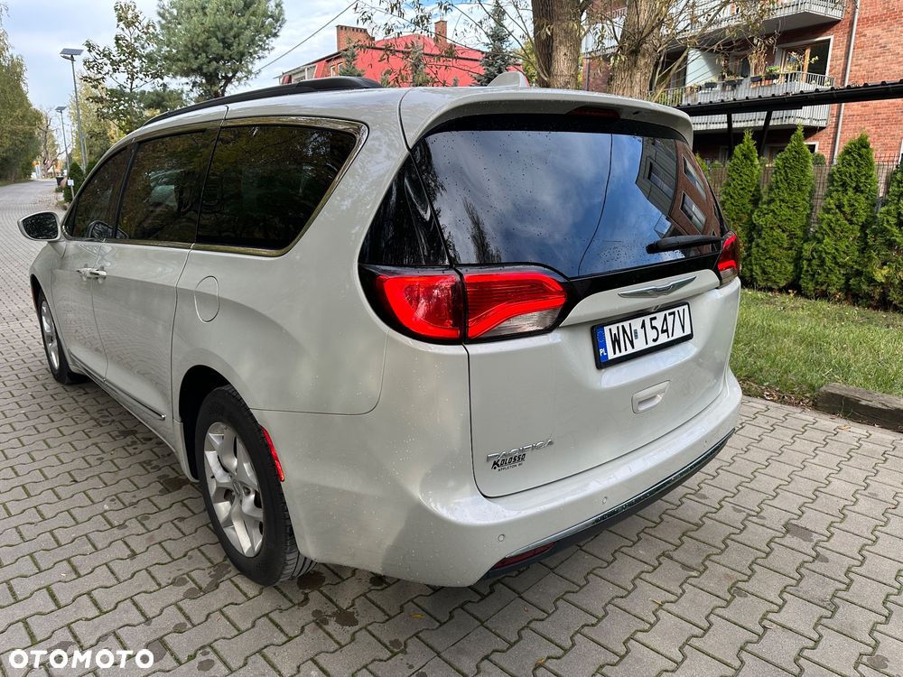 Chrysler Pacifica - 8