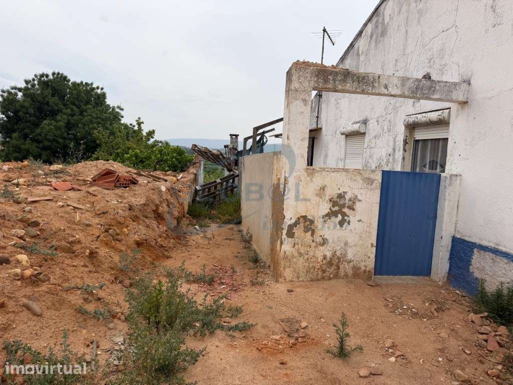 Moradia Térrea para Recuperar com Logradouro e Excelente Potencial - Grande imagem: 2/14