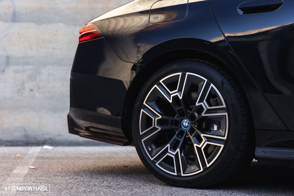 BMW i5 - 8