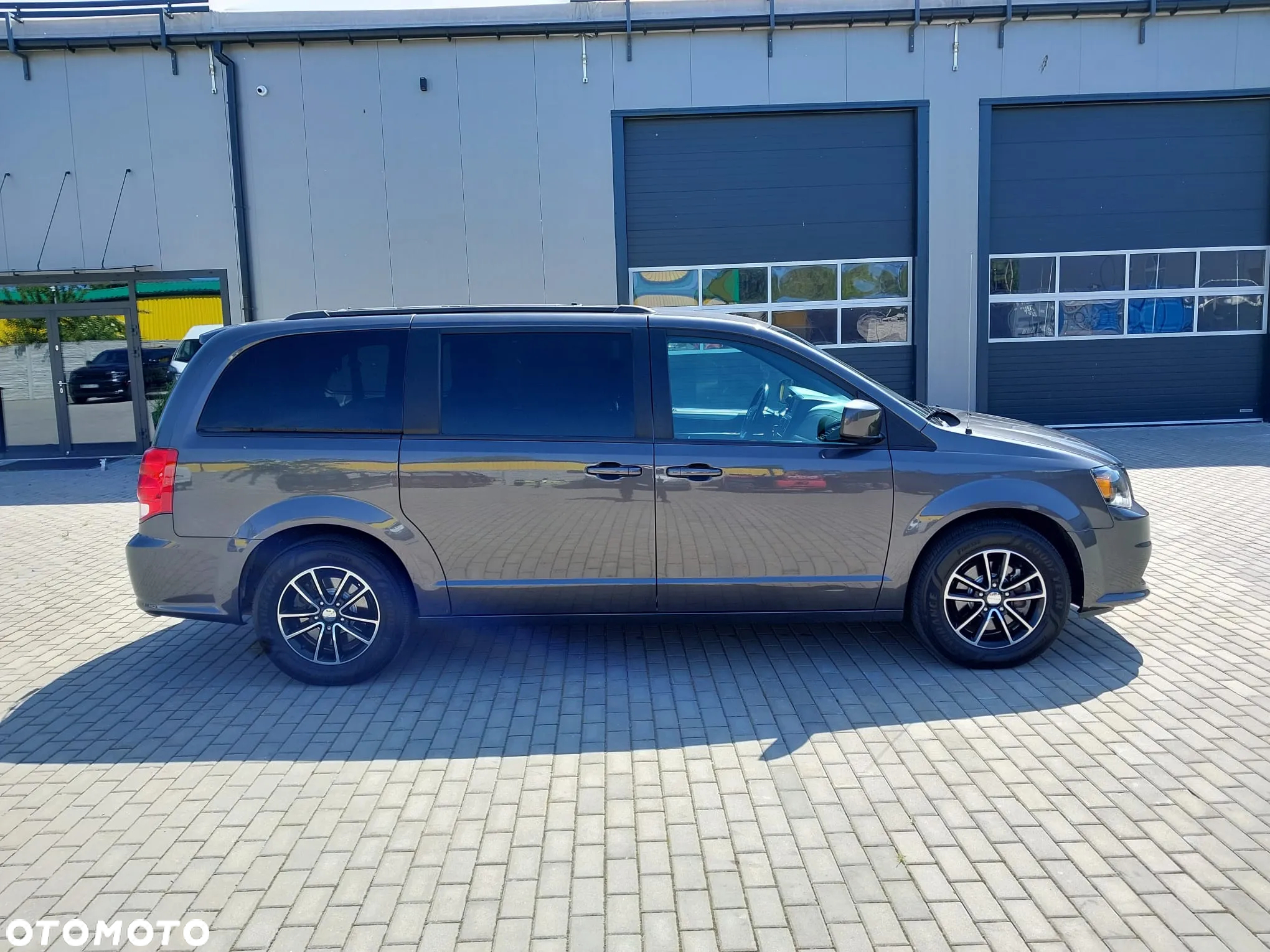 Dodge Grand Caravan - 2