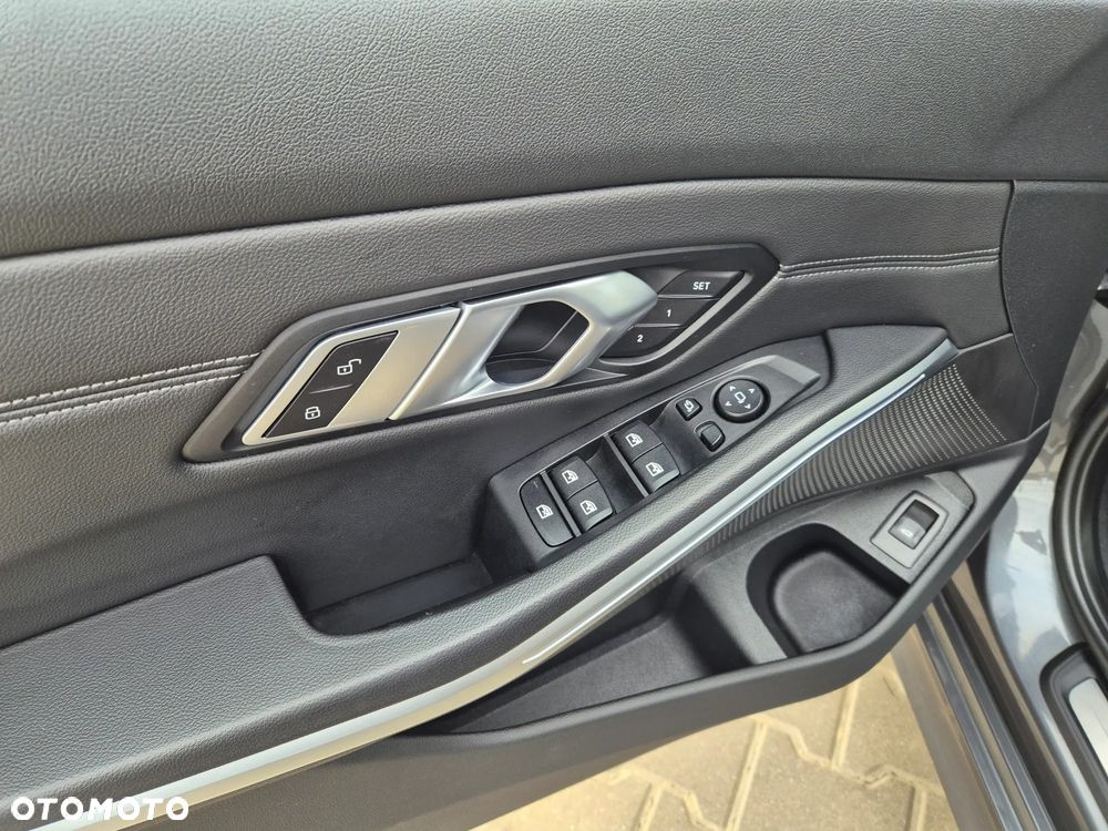BMW Seria 3 318d Touring Luxury Line - 12