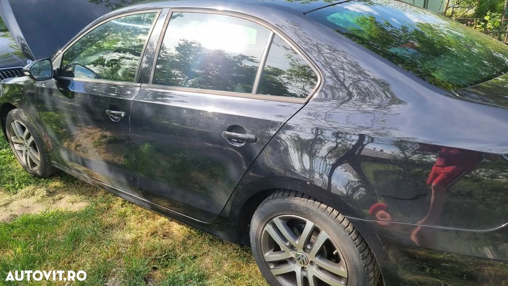 Volkswagen Jetta 2.0 TDI DSG Comfortline - 5