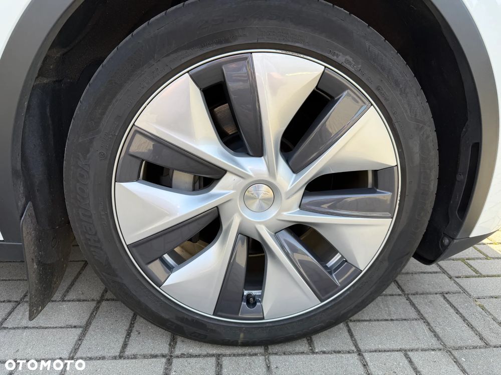 Tesla Model Y Long Range AWD - 32
