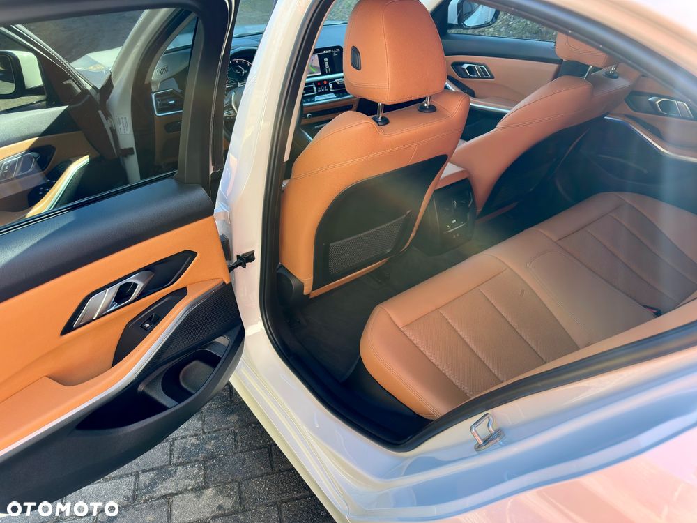 BMW Seria 3 318d Sport Line - 12