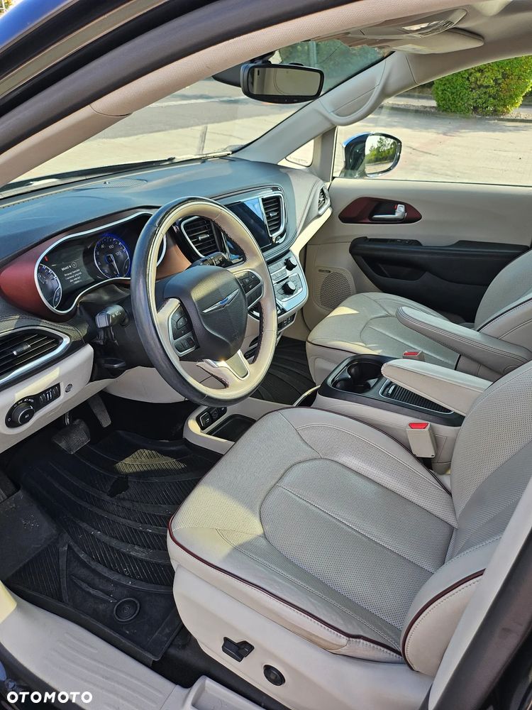 Chrysler Pacifica - 11