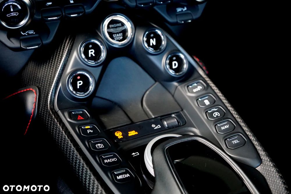 Aston Martin V8 Vantage - 35