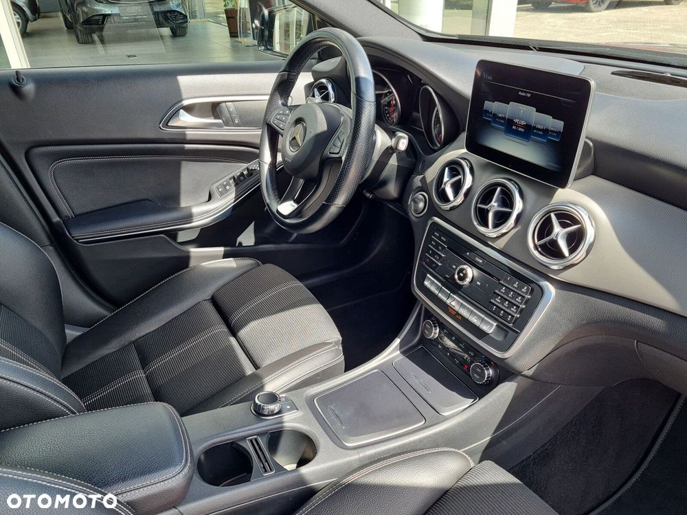 Mercedes-Benz GLA 180 7G-DCT Urban - 13