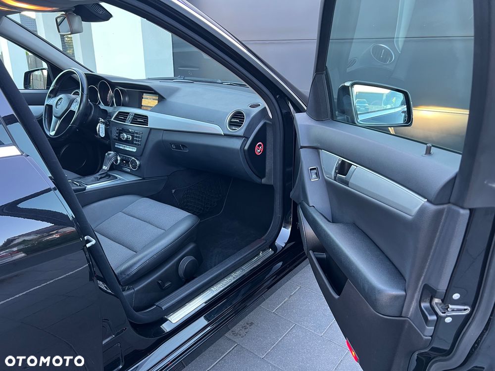 Mercedes-Benz Klasa C 180 CGI Automatik BlueEFFICIENCY Avantgarde - 14