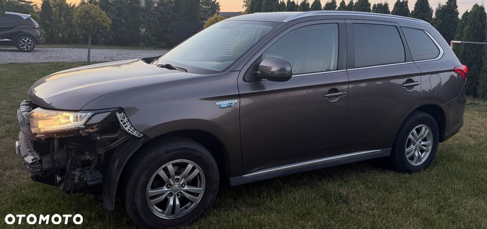 Mitsubishi Outlander Instyle NAVI + - 16