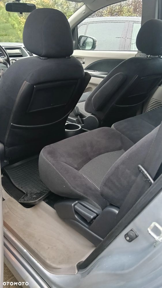 Mitsubishi Grandis - 12