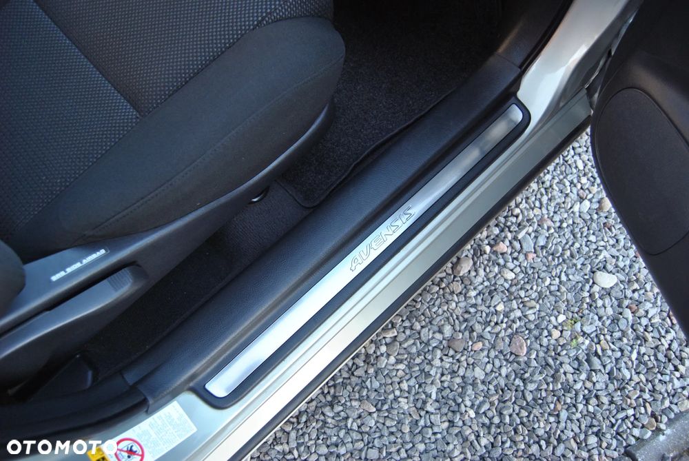 Toyota Avensis 1.8 VVT-i Sol - 20