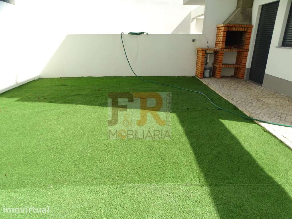 Moradia Geminada Duplex T3 semi-nova com Pérgula , Fernão Ferro
di... - Grande imagem: 2/30