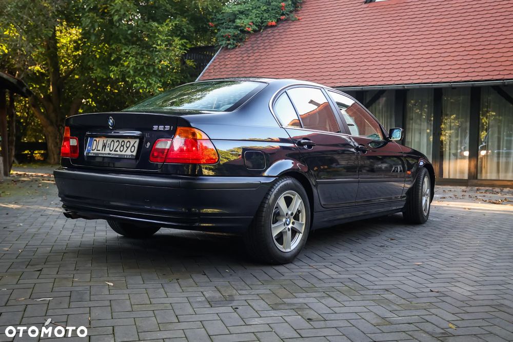 BMW Seria 3 323i - 12