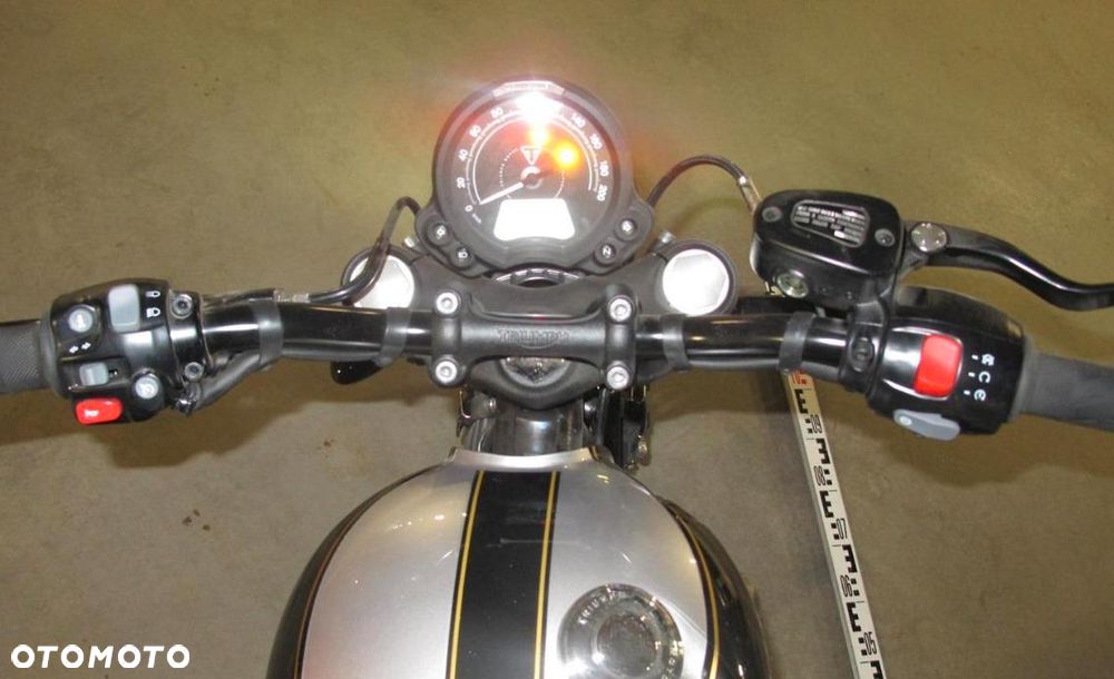 Triumph Bonneville Bobber - 6