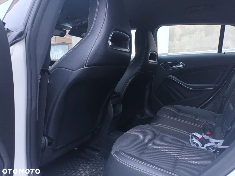 Mercedes-Benz CLA 180 7G-DCT SCORE - 12