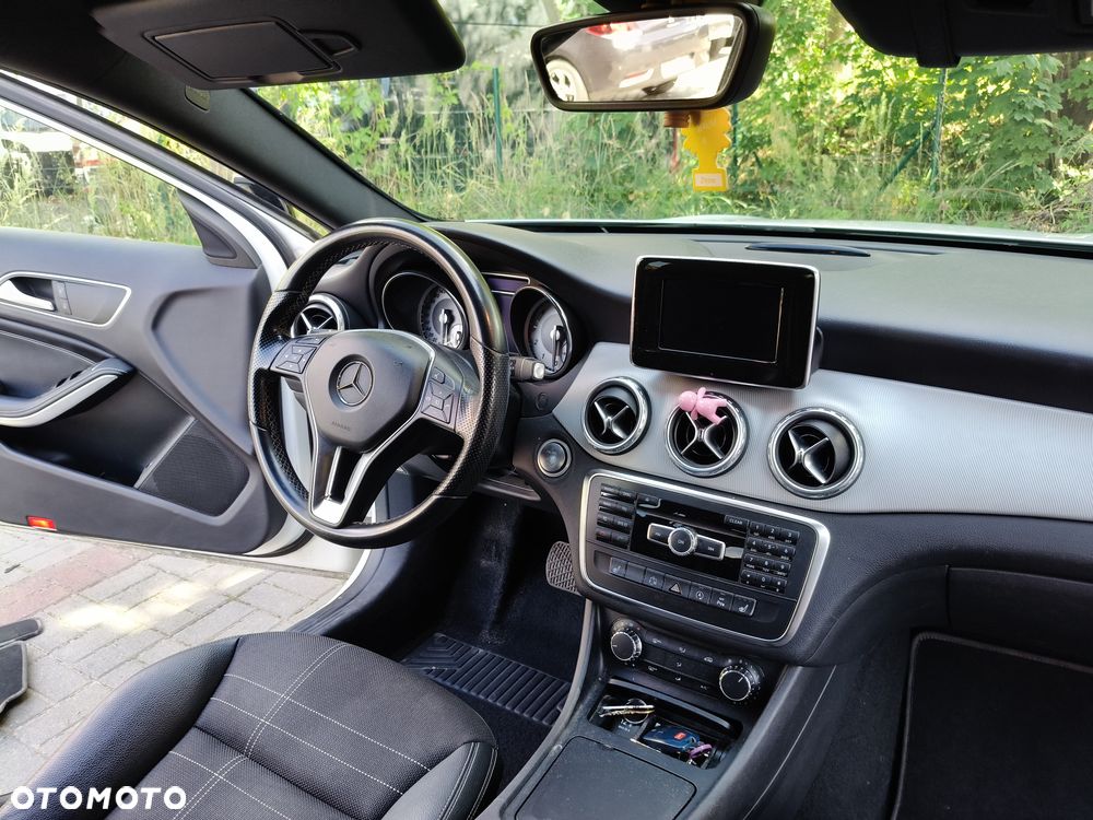 Mercedes-Benz GLA 200 7G-DCT - 10