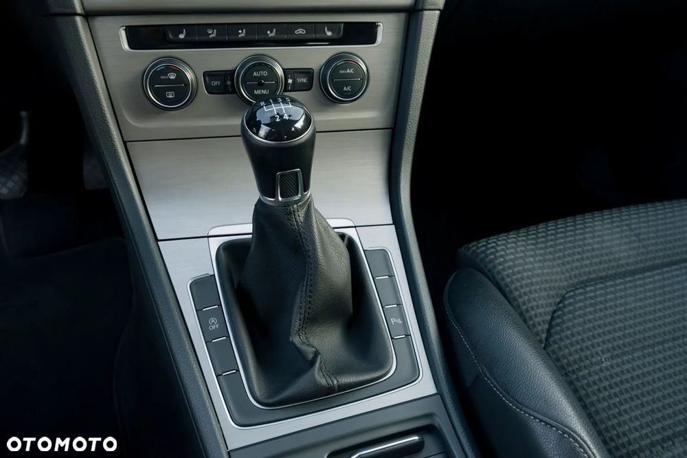 Volkswagen Golf - 28