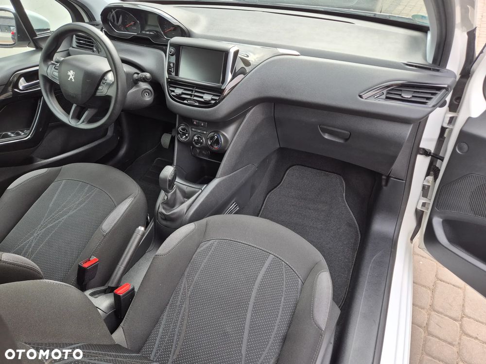 Peugeot 208 - 13