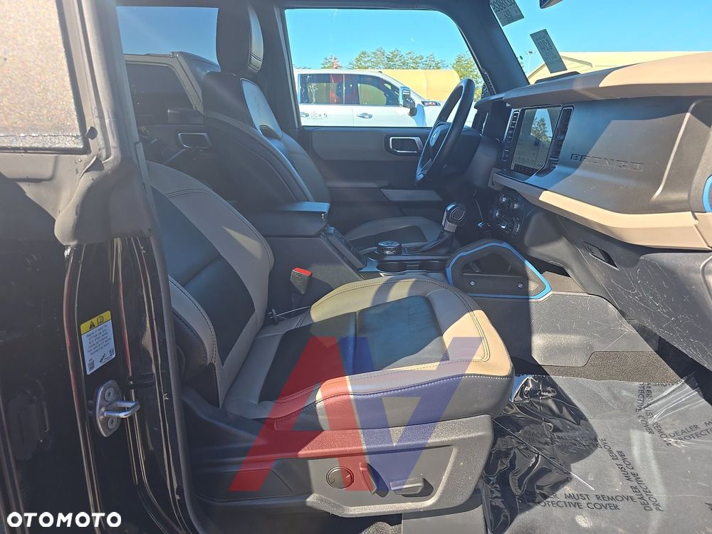 Ford Bronco - 10