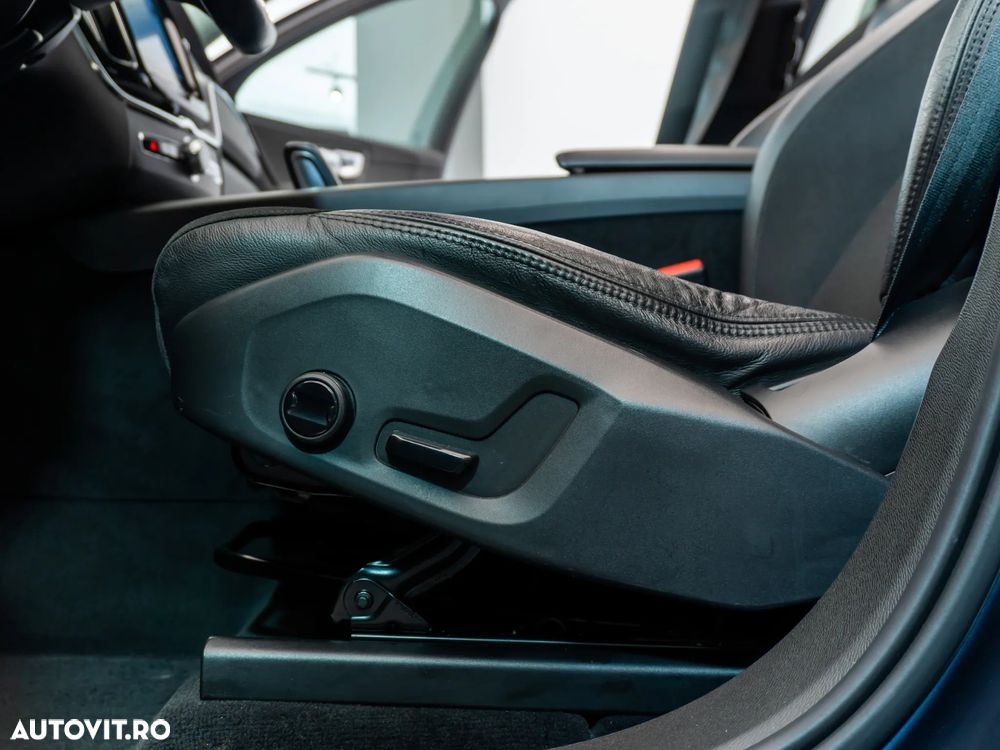 Volvo XC 60 B4 D AWD Geartronic Momentum Pro - 28