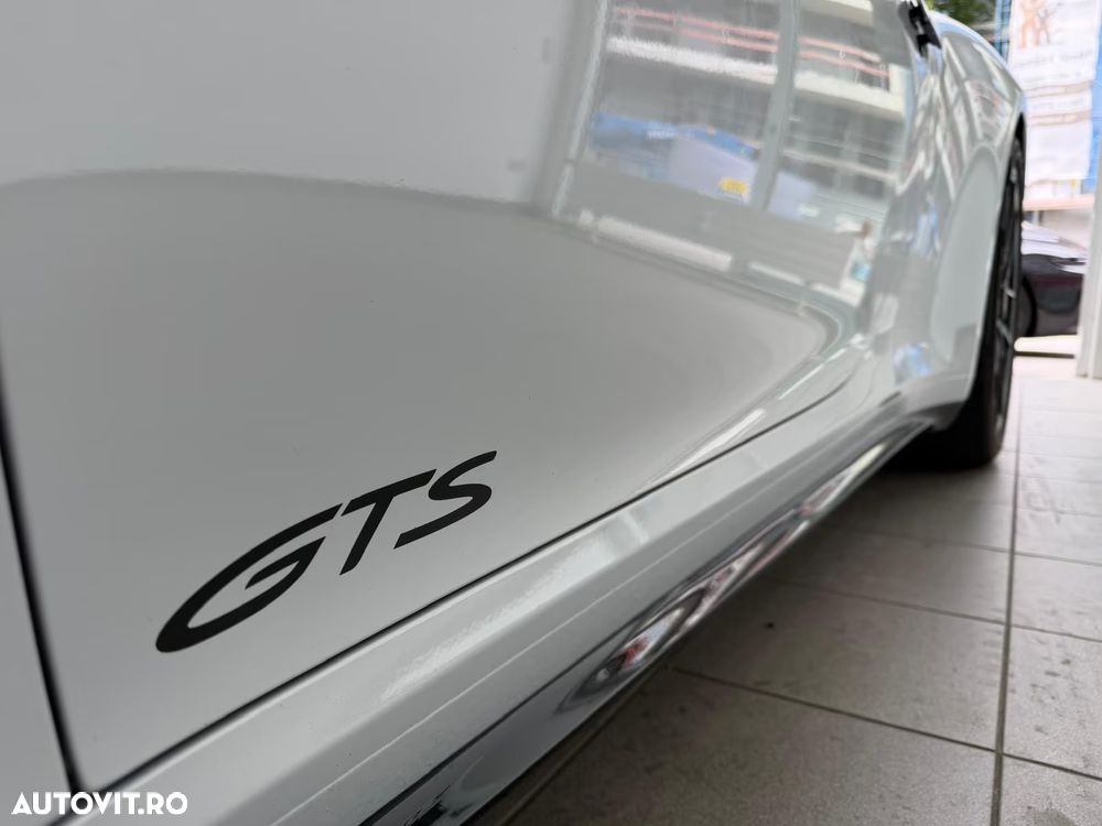 Porsche 911 Carrera 4 GTS PDK - 11