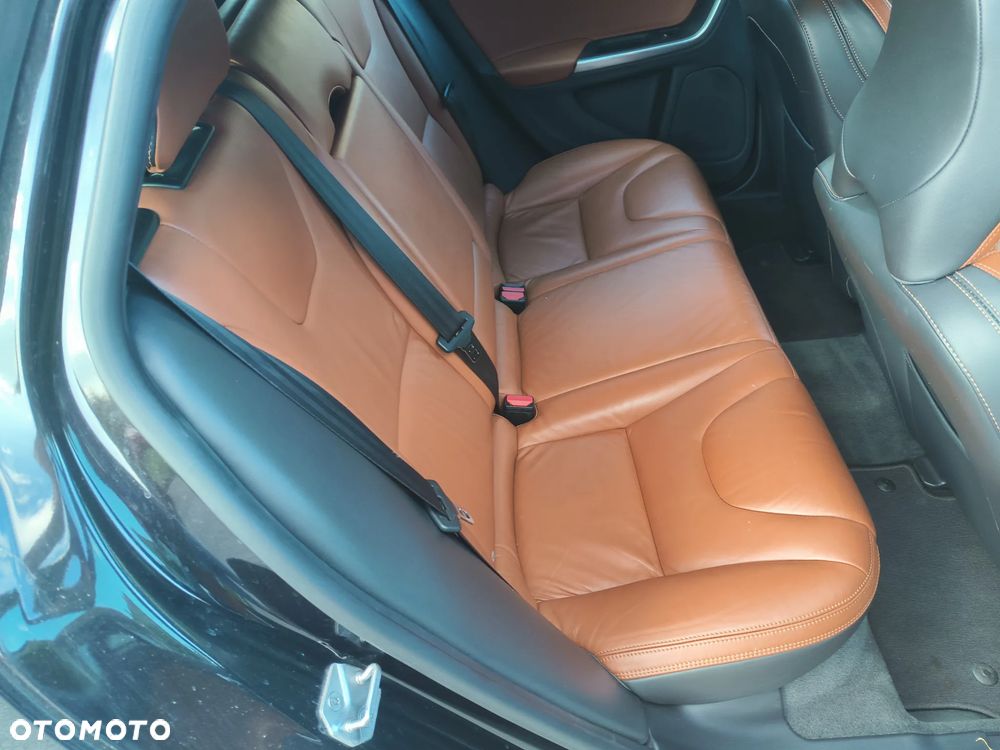 Volvo V60 D6 AWD Plug-in Hybrid R-Design Momentum - 7
