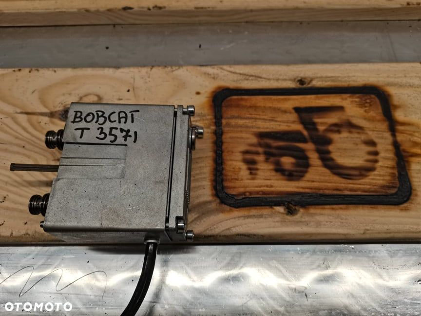 Bobcat T .... {Nowa cewka rozdzielacza} - 4