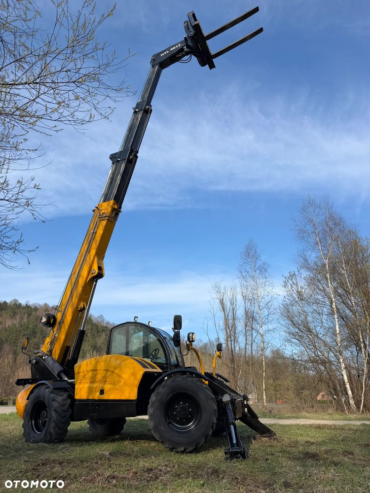 Haulotte HTL 4017 Ładowarka Teleskopowa Dźwig 17m. z Bocianem 22m. Łyżka szufla. widły z Hydraulicznym posuwem! Maszyna z Komuny Norweskiej! Jak Nowa z Salonu. DEKRA aktualna na cały osprzęt! Kamera + szybkozłącze! Bocian 5m. Szybka wolna jazda! Pełna Dokumentacja Serwisowa! Opony zero zużycia! Zero luzów i wycieków! Stabilizatory 2ośie. Wielka Okazja 3430 mtg! Webasto. Gniazdo 220v. Bogata Wersja Norweska - 9
