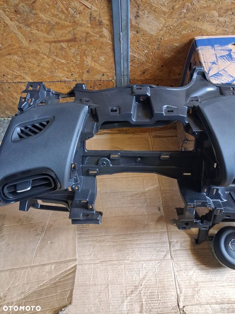 Deska konsola toyota Yaris cross IV w kompletbwchodzi 2xpoduszka  4 razy pasy - 4