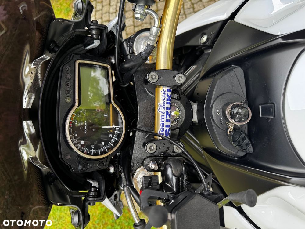 Suzuki GSR - 9