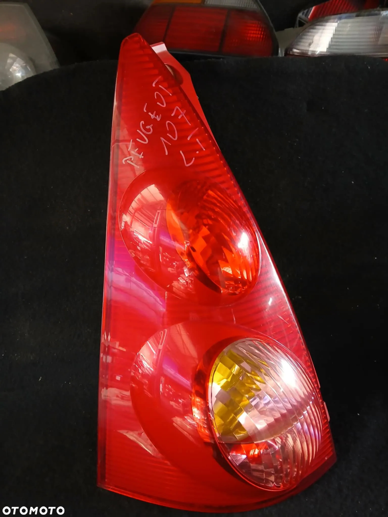 Peugeot 107 3D Lampa tylna lewa - 4