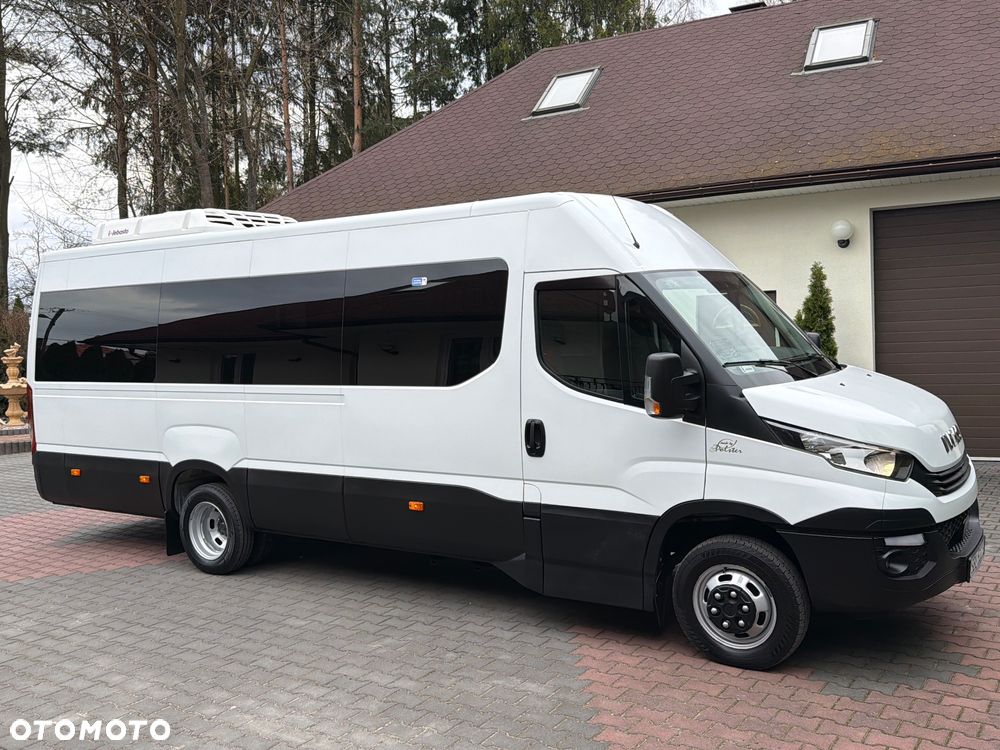 Iveco DAILY AUTOBUS 24 MIEJSCA / PRZEWÓZ OSÓB NIEPEŁNOSPRAWNYCH / KLIMA POSTOJOWA / WEBASTO / TELEWIZOR / LEDY W ŚRODKU KOLOROWE / Salon Polska/ Nowe Opony/Jak Nowe/Mały Przebieg/ - 4