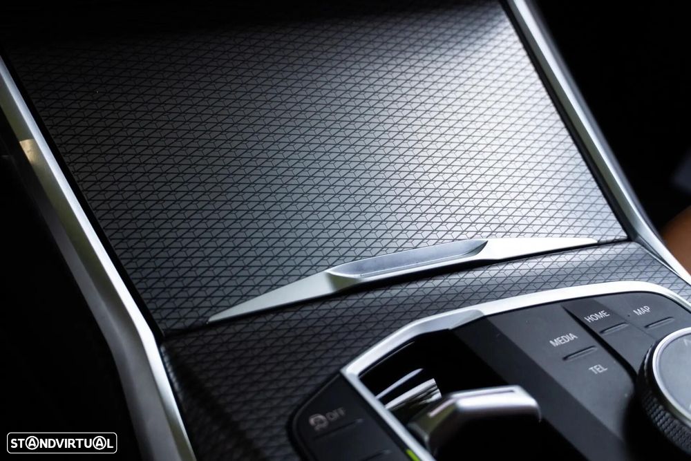 BMW 318 d Pack Desportivo M Pro Auto - 28