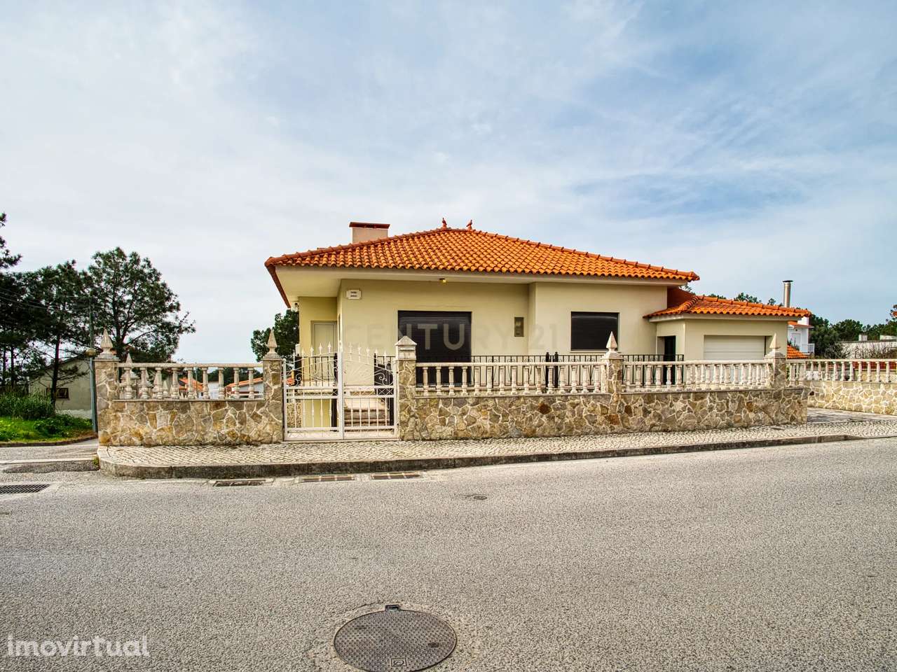 Moradia Espaçosa e Versátil com Excelente Potencial, em lote de 404m. - Grande imagem: 2/37