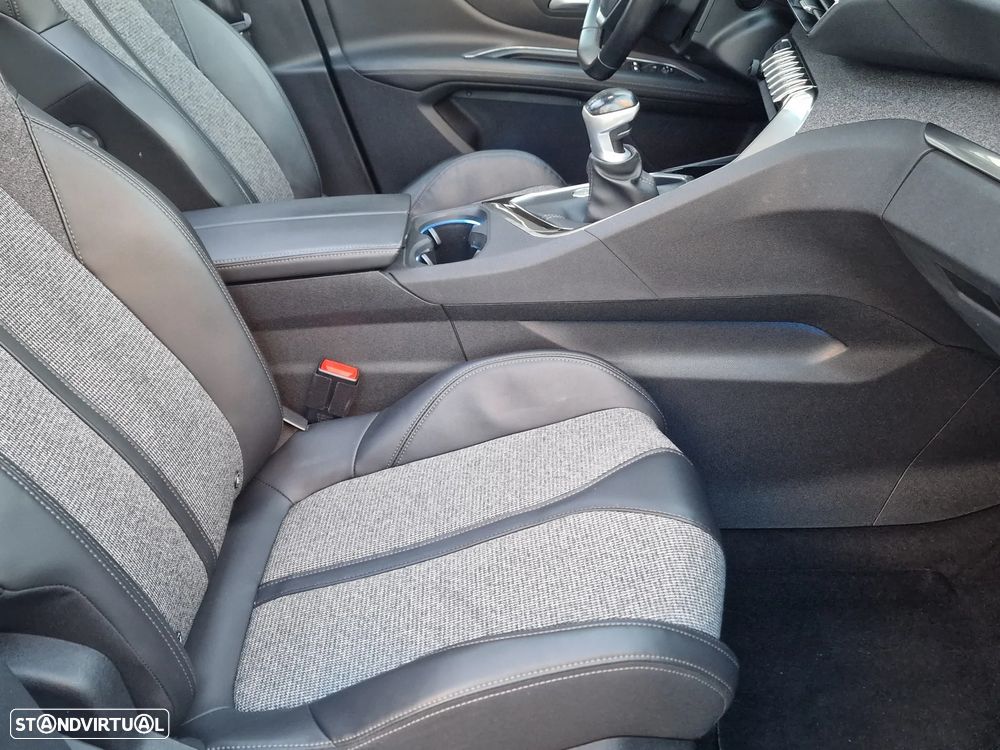 Peugeot 3008 PureTech 130 Stop & Start GPF Allure - 17