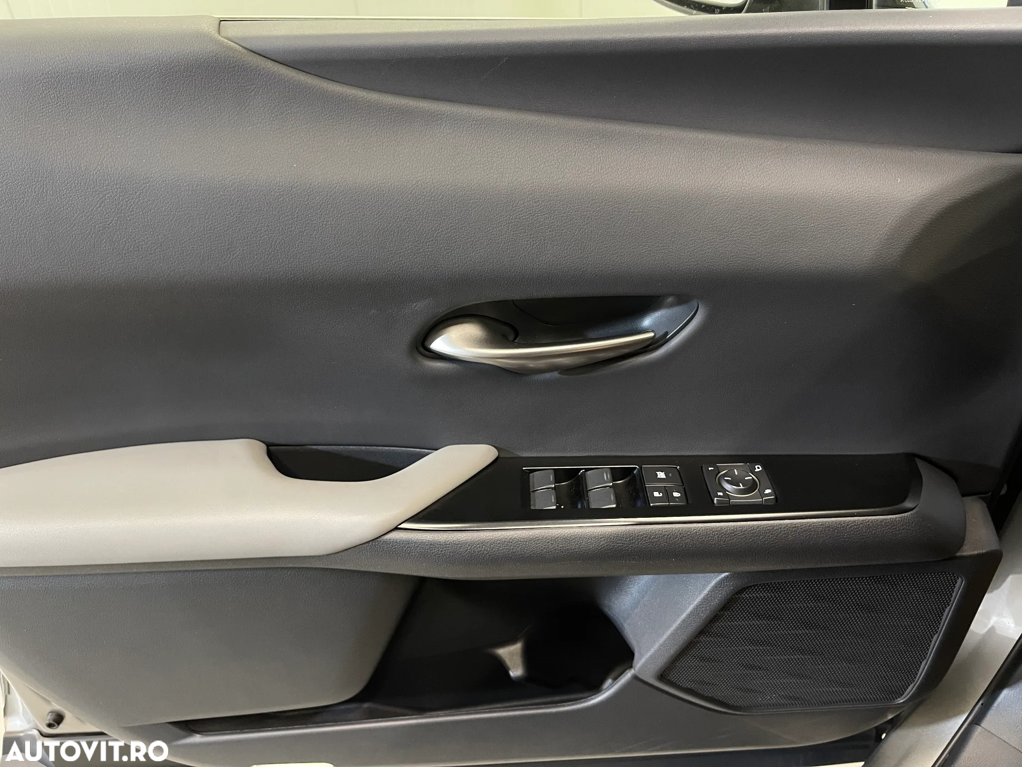 Lexus UX 250h 2.0L HEV 20H- (178 HP) 4X4 CVT Executive - 23
